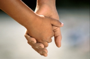 children_holding_hands02